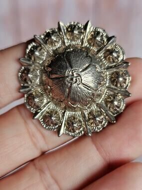 Vintage Para Berry Concho Bolo Tie Silver Tone Western Cowboy Rodeo Floral